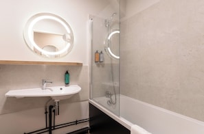 Economy Studio, 1 Large Single Bed | Bathroom