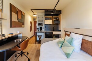 Estudio económico, 1 cama individual grande | Escritorio y espacio para trabajar con un portátil