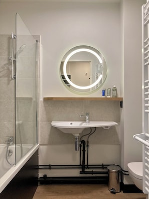 Douche, sĂšche-cheveux, serviettes fournies, savon