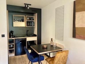 Mini réfrigérateur, micro-ondes, plaque de cuisson