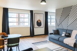 Apartamento Confort | Zona de estar | Una oficina