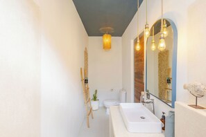 Comfort-Apartment | Badezimmer | Dusche, kostenlose Toilettenartikel, Haartrockner, Handtücher