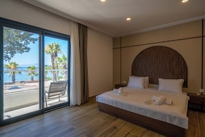 Deluxe kamer, gedeeltelijk uitzicht op zee | Kamervoorziening