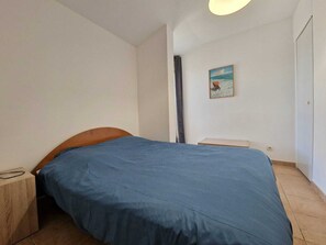 1 bedroom, bed sheets