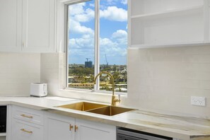 Kühlschrank, Mikrowelle, Ofen