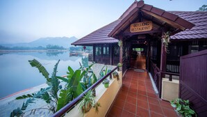 Un restaurante con un letrero que dice "BOLLONG RESTAURANT" frente a una masa de agua tranquila.