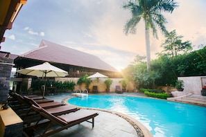 10 kolam renang outdoor
