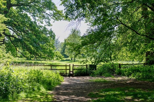 Cozy Corsham Apartment With 2 Bedrooms