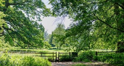 Cozy Corsham Apartment With 2 Bedrooms