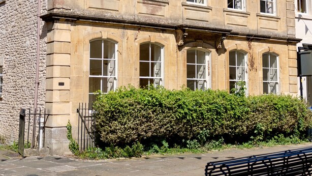 A historic building with multiple windows and a stone facade. - Cozy Corsham Apartment With 2 Bedrooms (Corsham)