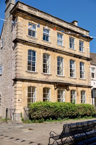 Cozy Corsham Apartment With 2 Bedrooms