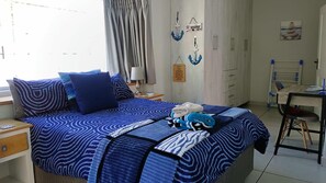 Comfort dubbelrum - uteplats - utsikt mot trädgården | Duntäcken, värdeförvaringsskåp på rummet och individuell inredning