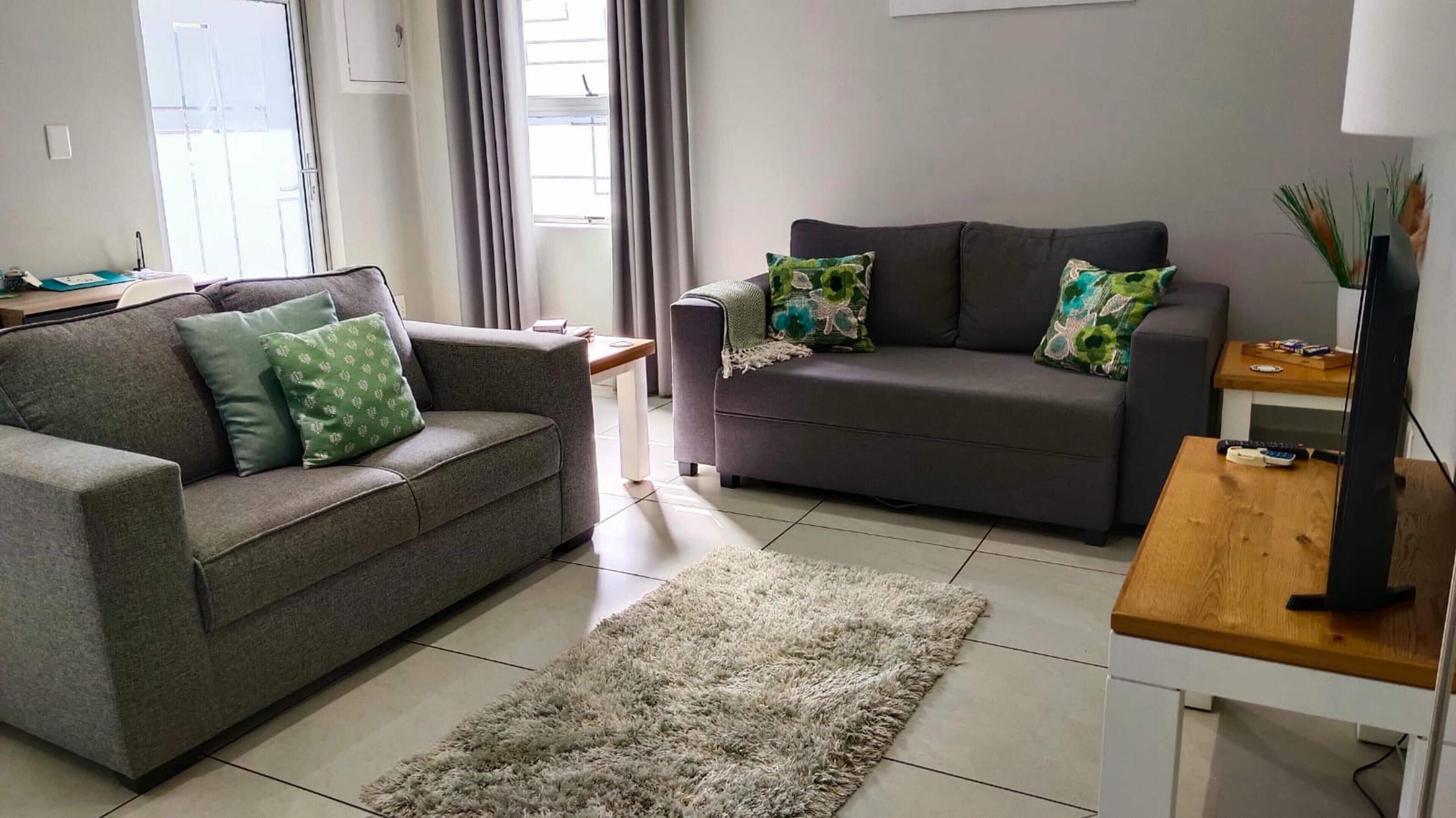 Luxury Double Room, Patio, Garden View | Living room | 52-inch Smart TV with satellite channels, Netflix, books
