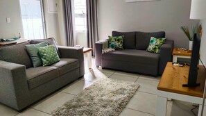ห้องลักซ์ชัวรี่ดับเบิล, ลานระเบียง, วิวสวน | ห้องนั่งเล่น | สมาร์ททีวี 52 นิ้ว พร้อมช่องดาวเทียม, Netflix, หนังสือ