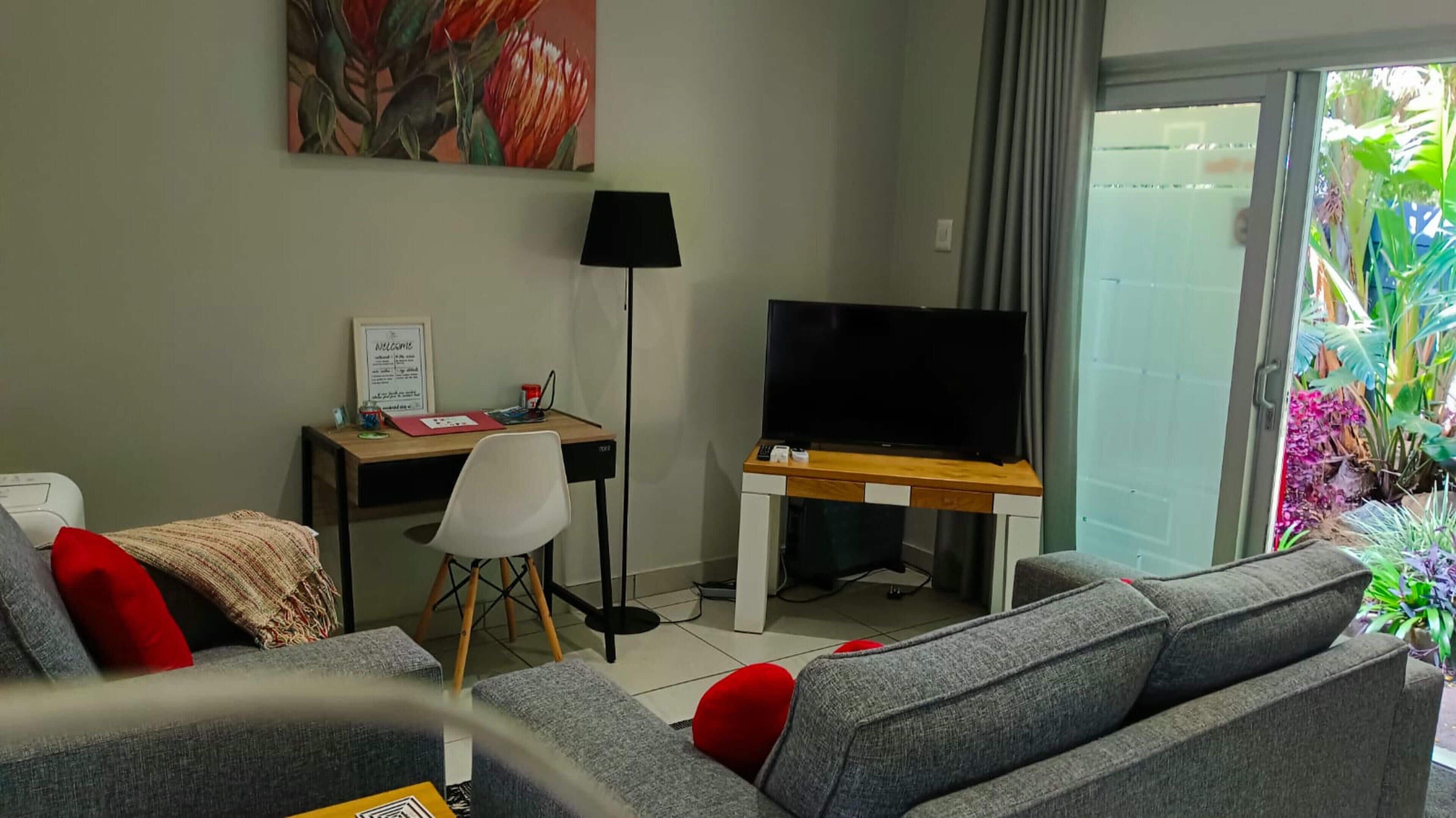 Familie-dobbeltværelse - terrasse - udsigt til have | Stue | 52-tommers smart-tv med satellitkanaler, Netflix, bøger