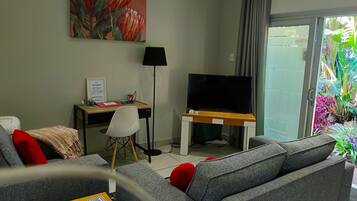 Familie-dobbeltværelse - terrasse - udsigt til have | Stue | 52-tommers smart-tv med satellitkanaler, Netflix, bøger