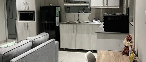 Refrigerador con freezer, microondas, horno, placa de cocina