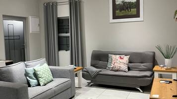 Luxury Double Room, Patio, Garden View | Living area