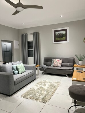 Luxury Double Room, Patio, Garden View | Living area