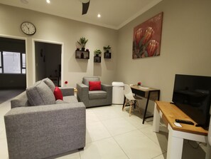 Dobbeltrom – familie, terrasse, hageutsikt | Oppholdsområde | En 52-tommers smart-TV med Parabol-TV samt Netflix og bøker