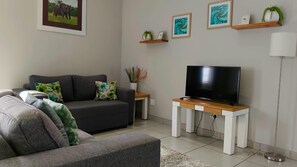 Kamar Double Mewah, patio, pemandangan kebun | Ruang keluarga | Smart TV 52-inci dengan saluran TV satelit, Netflix, dan buku