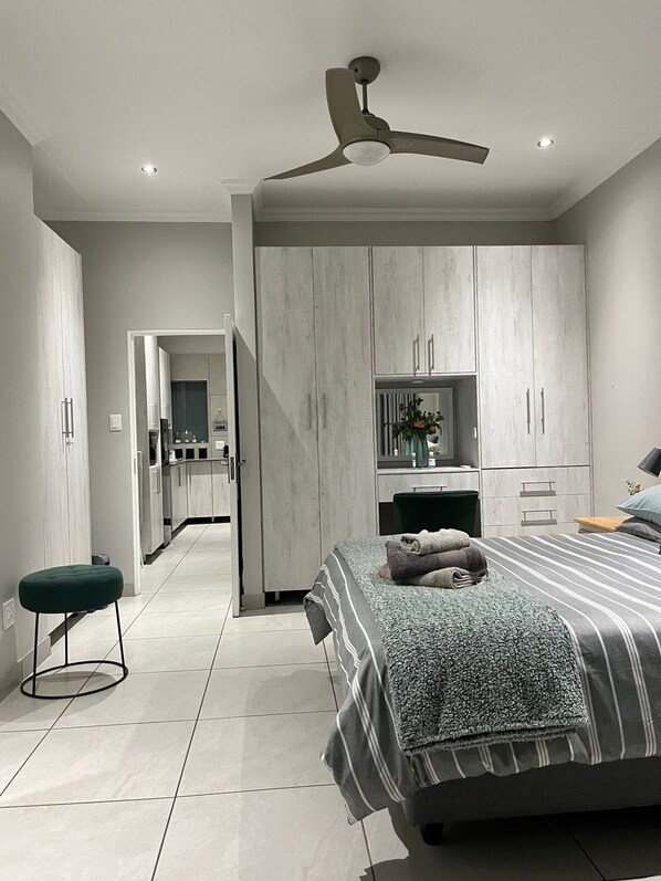 Luxe tweepersoonskamer, terras, uitzicht op tuin | Donsdekens, een kluis op de kamer, individueel gedecoreerd