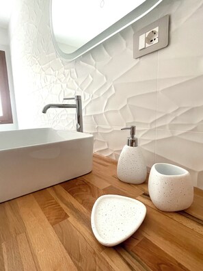 Shower, bidet, towels, toilet paper