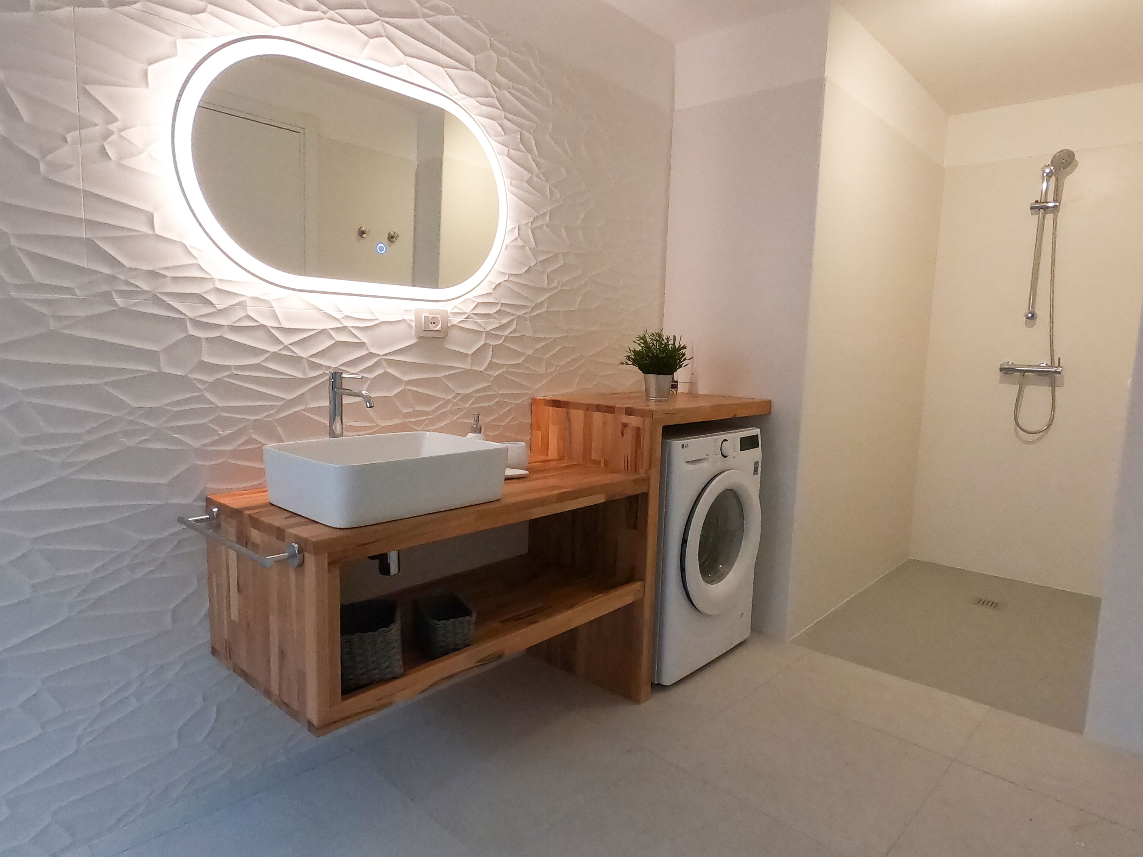 Dusche, Bidet, Handtücher, Toilettenpapier