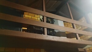 A multi-level structure with wooden beams and brick walls. - Janete Hostel Ingleses  (Florianopolis)