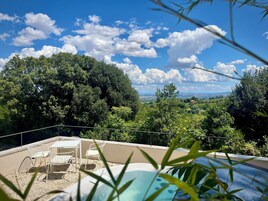 Piscina externa sazonal, funciona das 10h às 19h, espreguiçadeiras