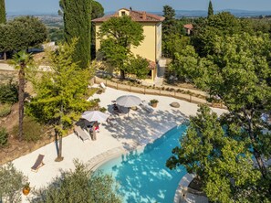 Una piscina al aire libre de temporada (de 10:00 a 19:00), tumbonas