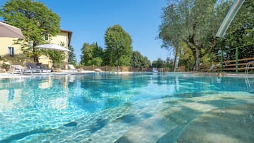 Piscina externa sazonal, funciona das 10h às 19h, espreguiçadeiras