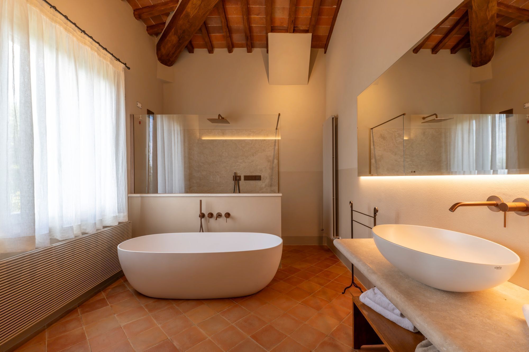 Suite, Stadtblick | Badezimmer | Kostenlose Toilettenartikel, Haartrockner, Hausschuhe, Handtücher