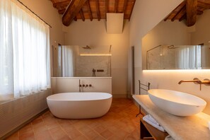 Suite, vistas a la ciudad | Baño | Artículos de higiene personal gratuitos, secador de pelo y zapatillas