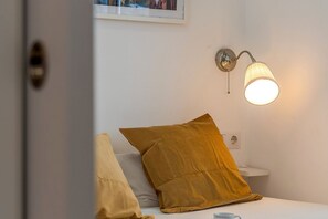 2 chambres, fer et planche Ă repasser, lit parapluie