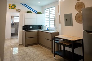 Réfrigérateur, four à micro-ondes, surface de cuisson, cafetière-théière