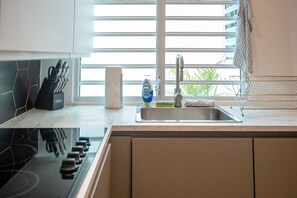 Kühlschrank, Mikrowelle, Herdplatte, Wasserkocher mit Kaffee-/Teezubehör