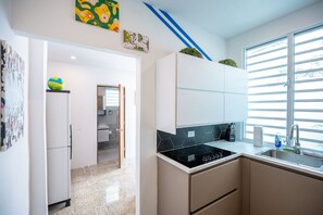 Fridge, microwave, stovetop, coffee/tea maker