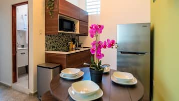 Coffee/tea maker, fridge, microwave, stovetop