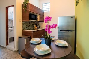 Refrigerador, microondas, parrilla de estufa y cafetera y tetera 