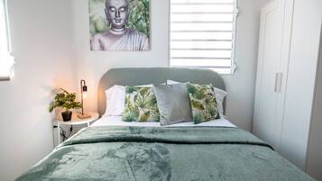 2 bedrooms, desk, iron/ironing board, WiFi