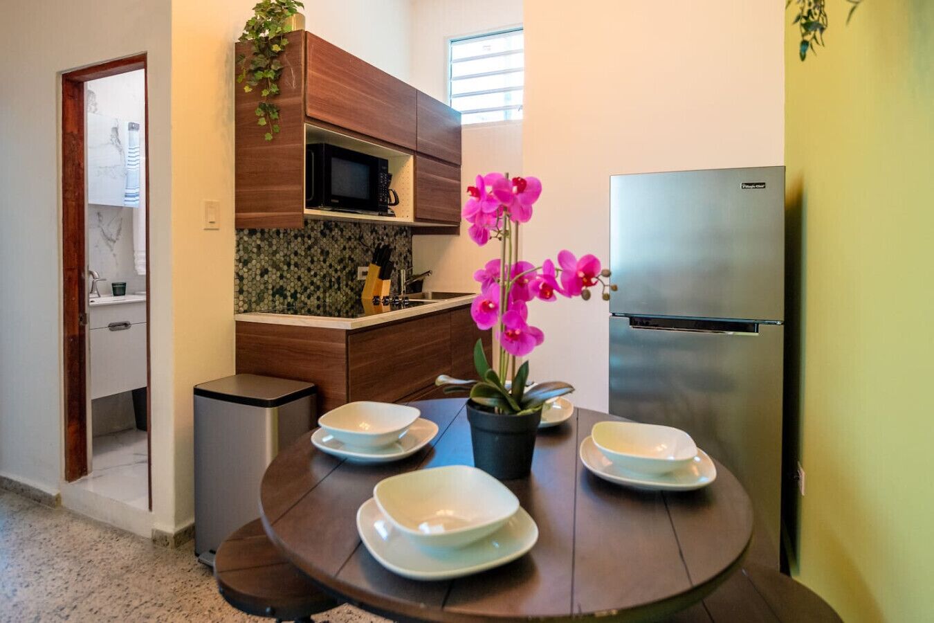 Kühlschrank, Mikrowelle, Herdplatte, Wasserkocher mit Kaffee-/Teezubehör