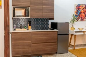 Refrigerador, microondas, parrilla de estufa y cafetera y tetera 