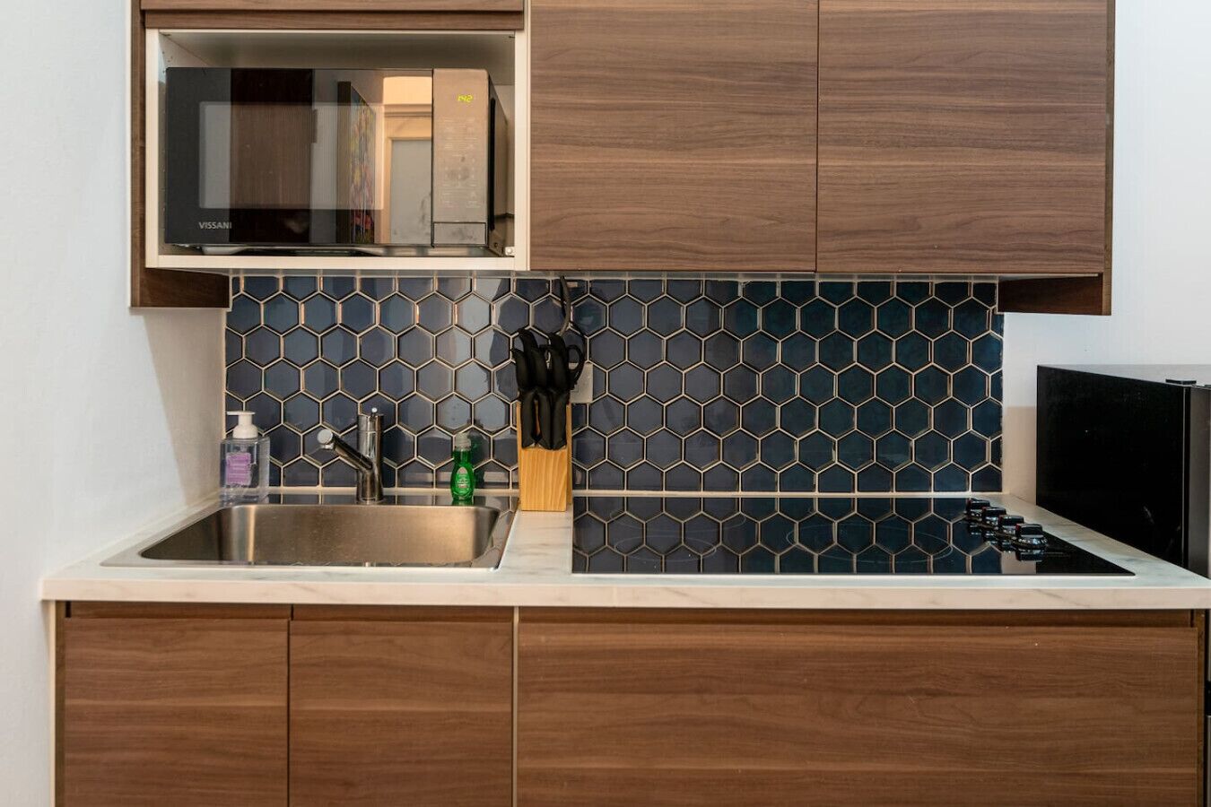 Kühlschrank, Mikrowelle, Herdplatte, Wasserkocher mit Kaffee-/Teezubehör