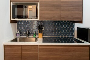 Fridge, microwave, stovetop, coffee/tea maker