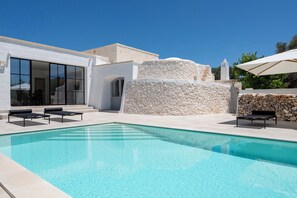 季节性开放的室外游泳池