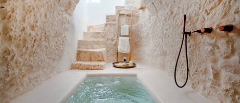 Villa, uitzicht op zwembad | Badkamer | Een bad/douchecombinatie, gratis toiletartikelen, een haardroger