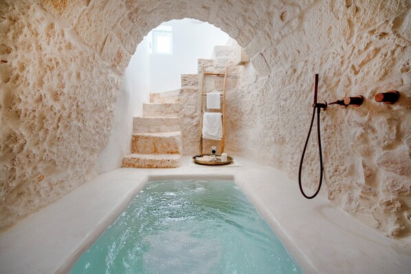 别墅, 泳池景观 | 浴室 | 淋浴/盆浴组合、免费洗浴用品、吹风机、毛巾