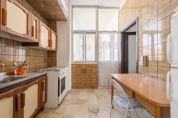 Frigorífico, microondas, horno y placa de cocina