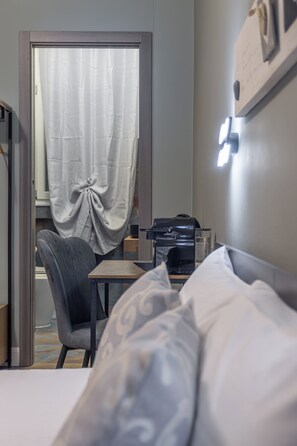 Escritorio, espacio para trabajar con laptop y wifi gratis 